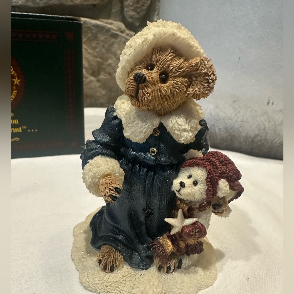 Boyd’s bear Genevieve berriman with Brandy, catching a falling star